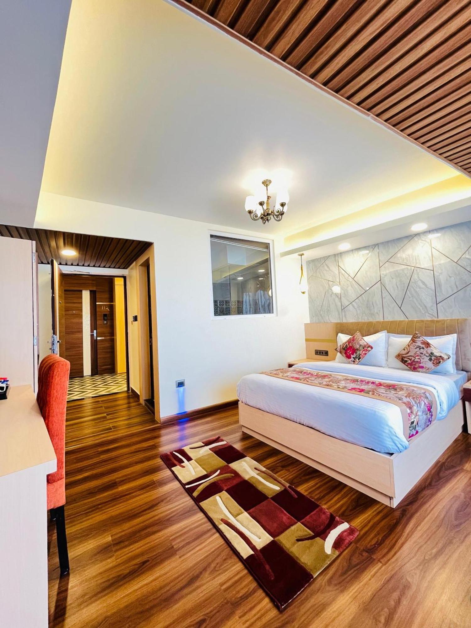 Luxury Stay At Hotel Broadway Boutique Mall Road Chowrasta Near Mahakal Temple Darjeeling  Exterior foto