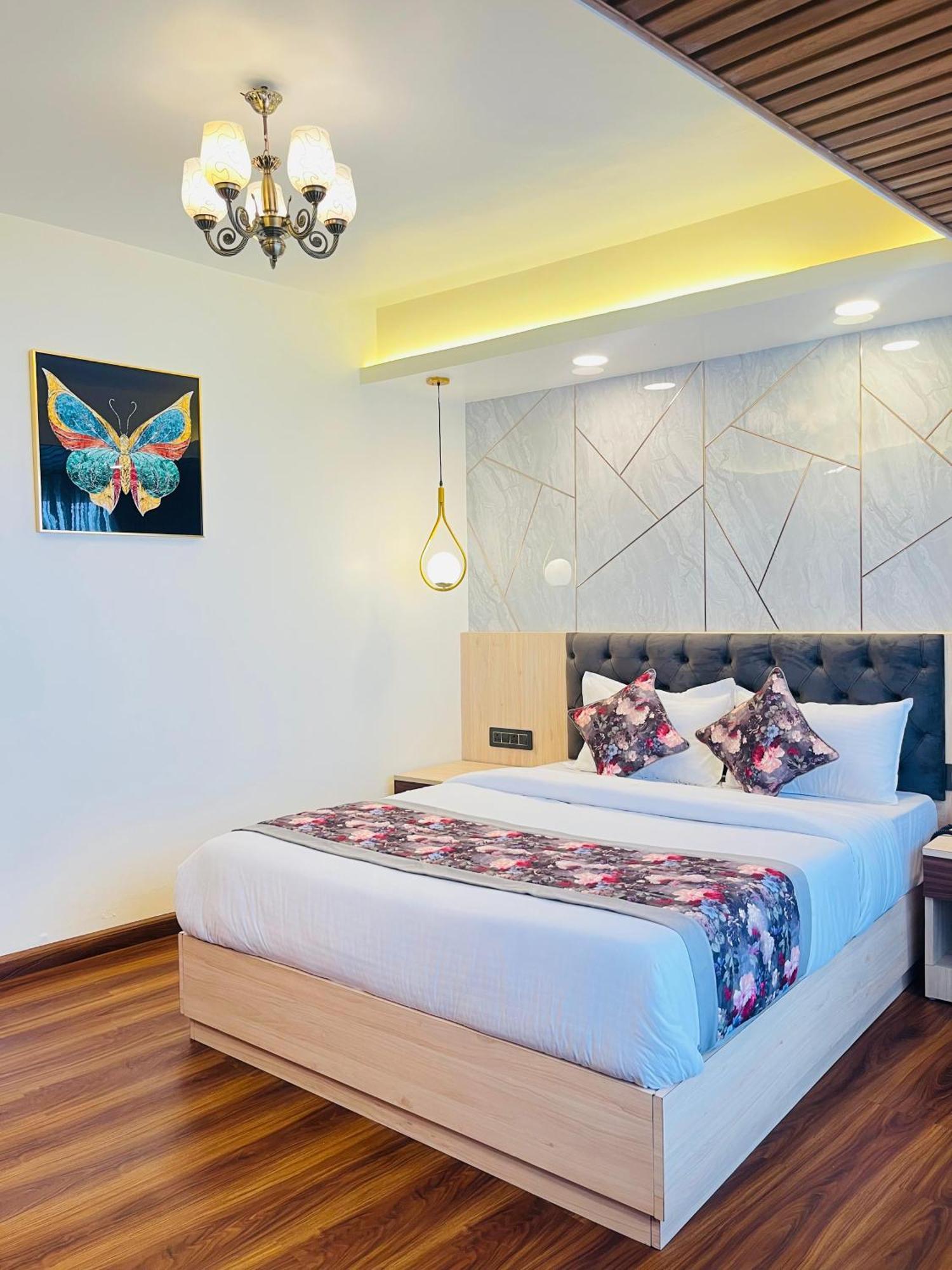 Luxury Stay At Hotel Broadway Boutique Mall Road Chowrasta Near Mahakal Temple Darjeeling  Exterior foto
