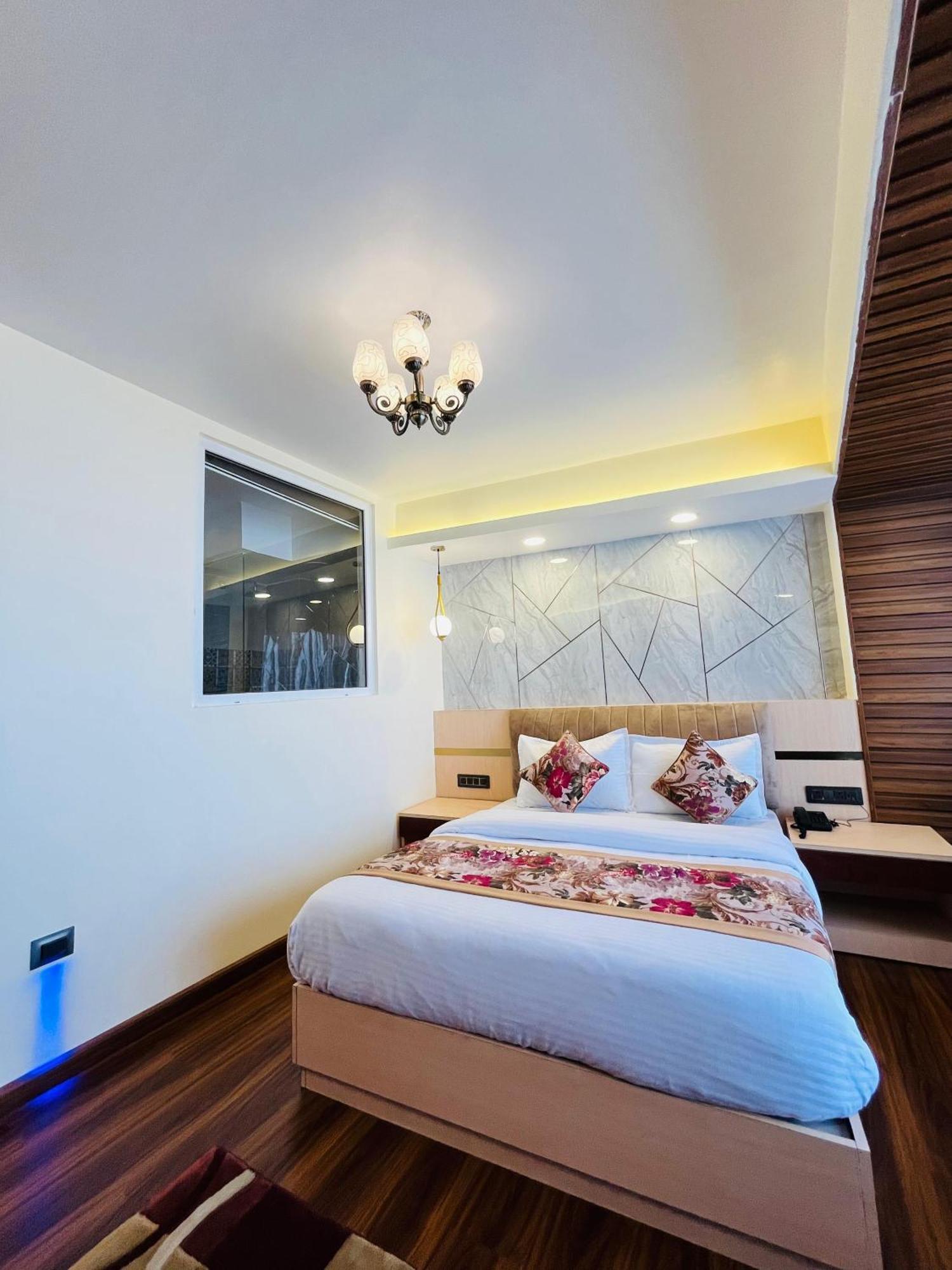 Luxury Stay At Hotel Broadway Boutique Mall Road Chowrasta Near Mahakal Temple Darjeeling  Exterior foto
