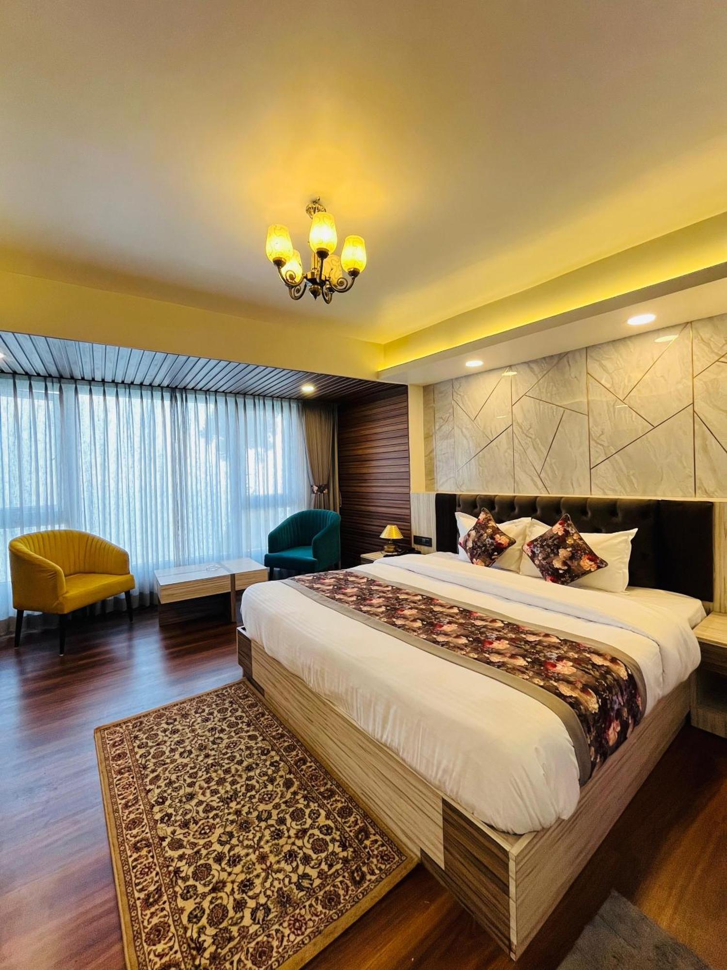 Luxury Stay At Hotel Broadway Boutique Mall Road Chowrasta Near Mahakal Temple Darjeeling  Exterior foto