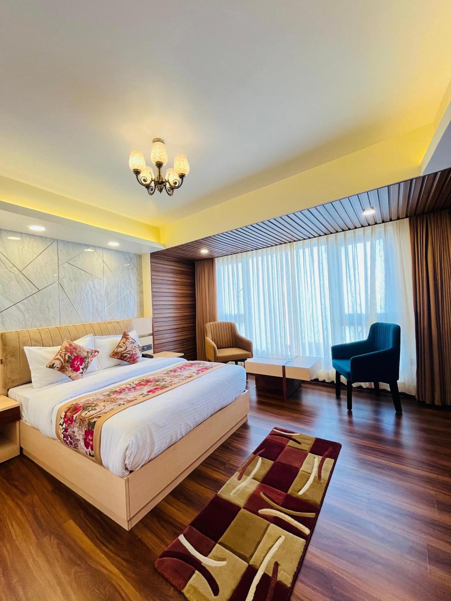 Luxury Stay At Hotel Broadway Boutique Mall Road Chowrasta Near Mahakal Temple Darjeeling  Exterior foto