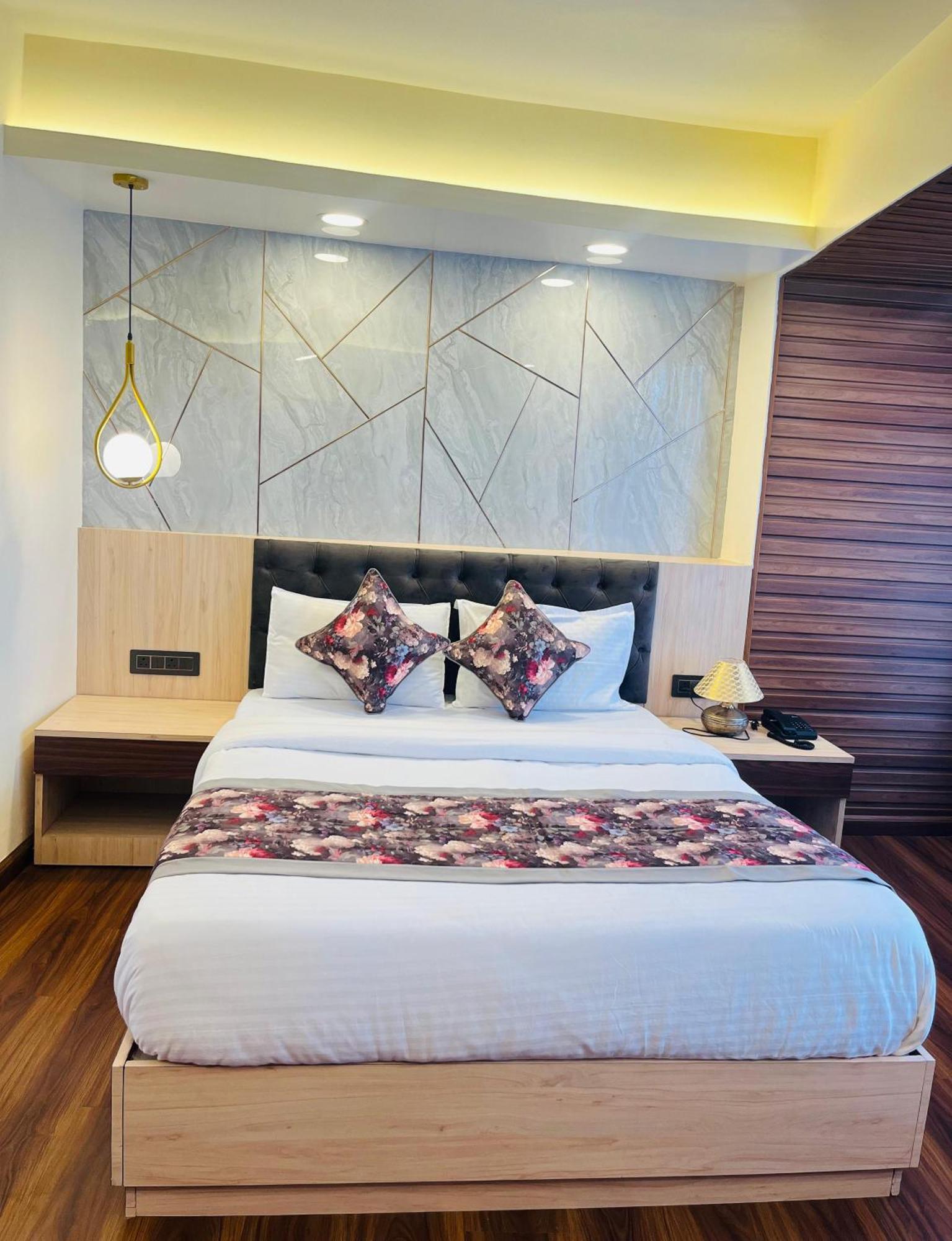 Luxury Stay At Hotel Broadway Boutique Mall Road Chowrasta Near Mahakal Temple Darjeeling  Exterior foto