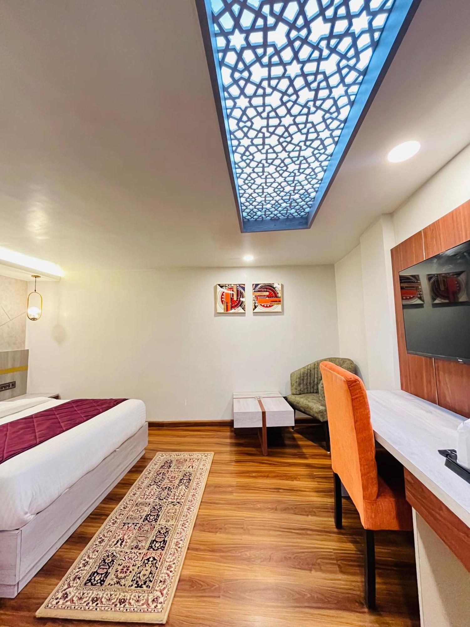 Luxury Stay At Hotel Broadway Boutique Mall Road Chowrasta Near Mahakal Temple Darjeeling  Exterior foto