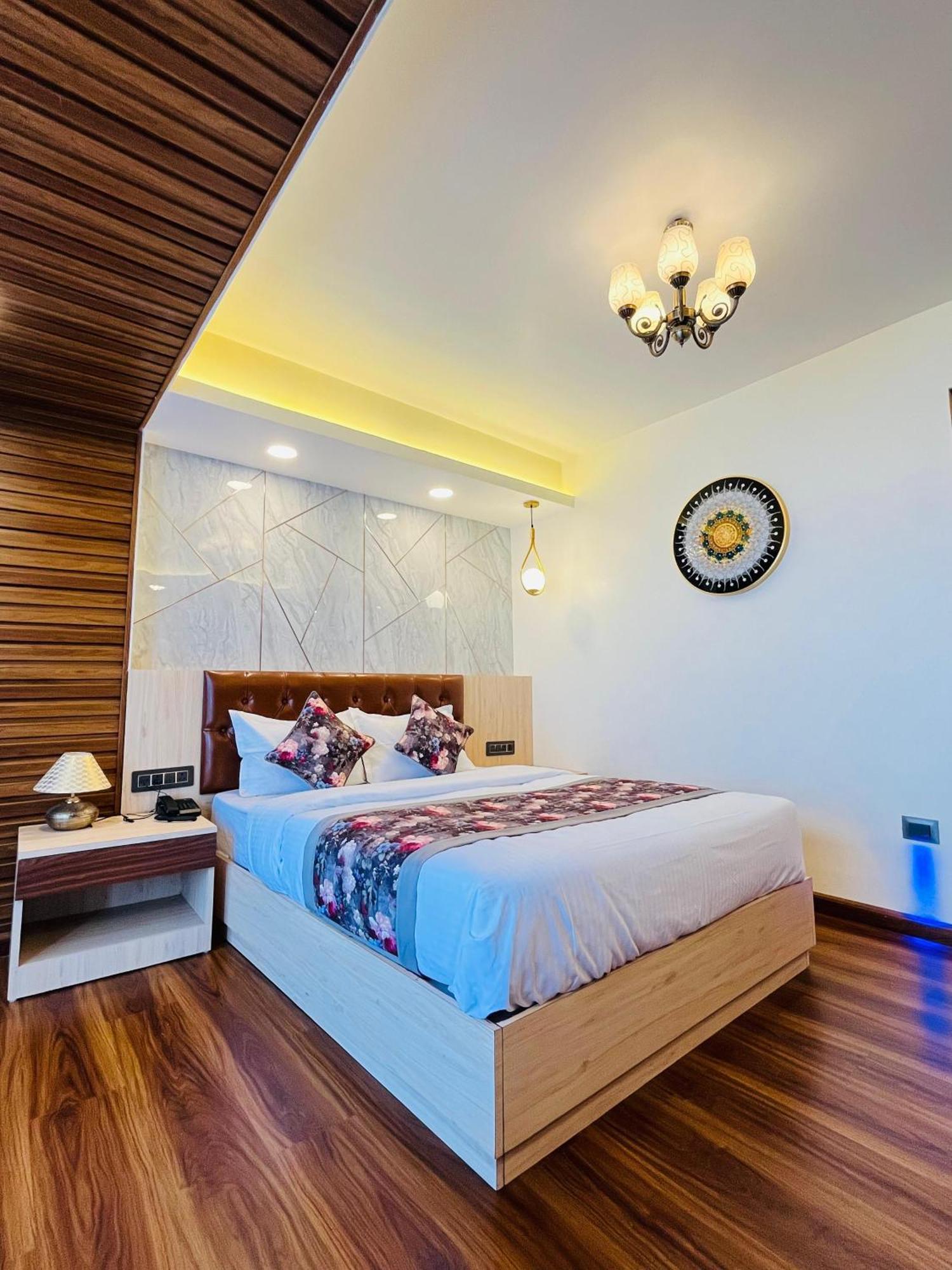 Luxury Stay At Hotel Broadway Boutique Mall Road Chowrasta Near Mahakal Temple Darjeeling  Exterior foto