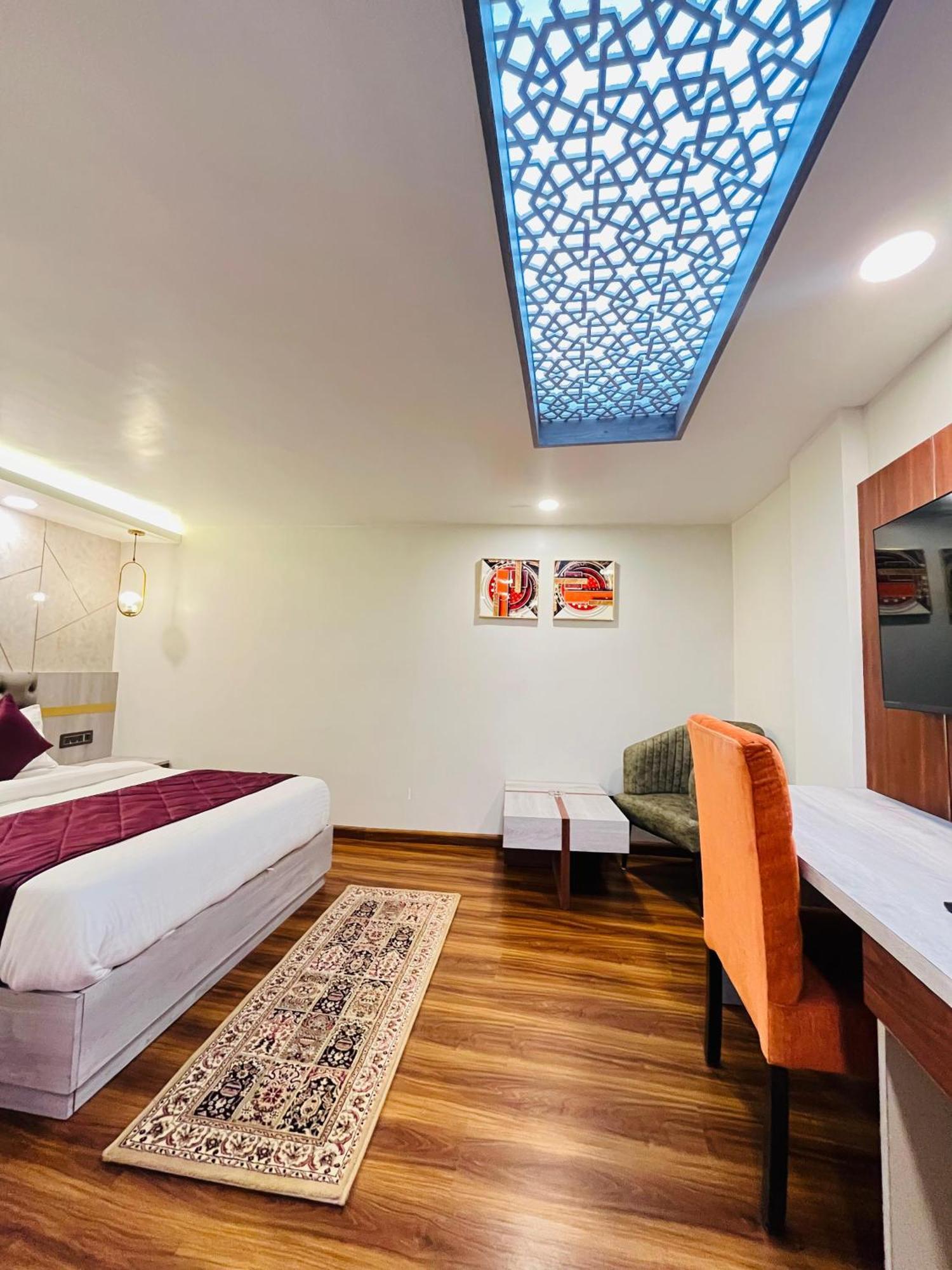 Luxury Stay At Hotel Broadway Boutique Mall Road Chowrasta Near Mahakal Temple Darjeeling  Exterior foto