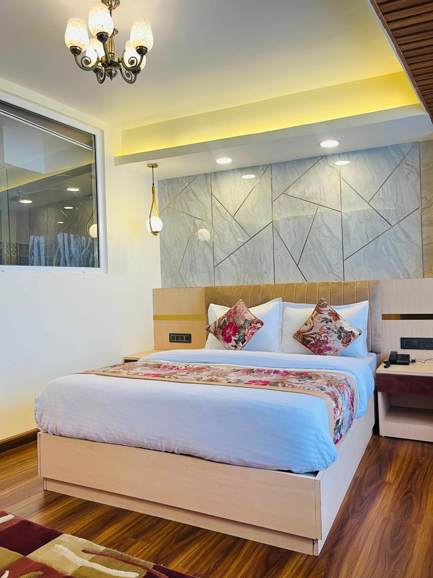 Luxury Stay At Hotel Broadway Boutique Mall Road Chowrasta Near Mahakal Temple Darjeeling  Exterior foto