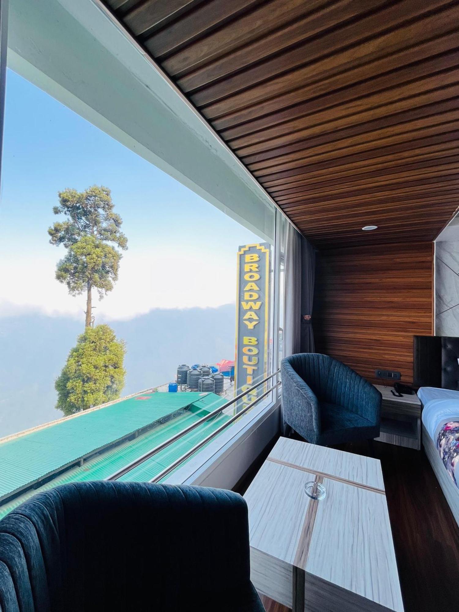 Luxury Stay At Hotel Broadway Boutique Mall Road Chowrasta Near Mahakal Temple Darjeeling  Exterior foto