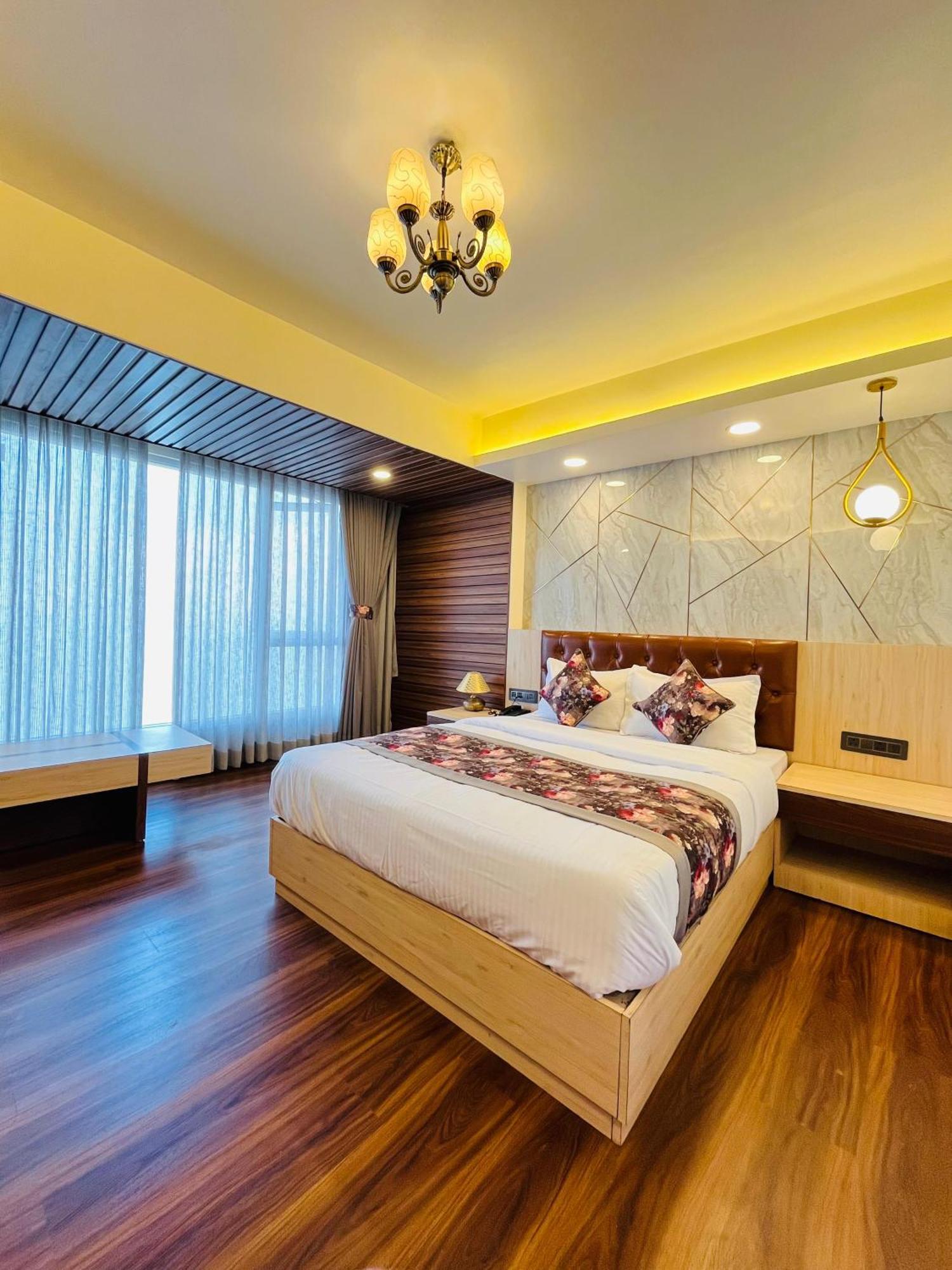 Luxury Stay At Hotel Broadway Boutique Mall Road Chowrasta Near Mahakal Temple Darjeeling  Exterior foto