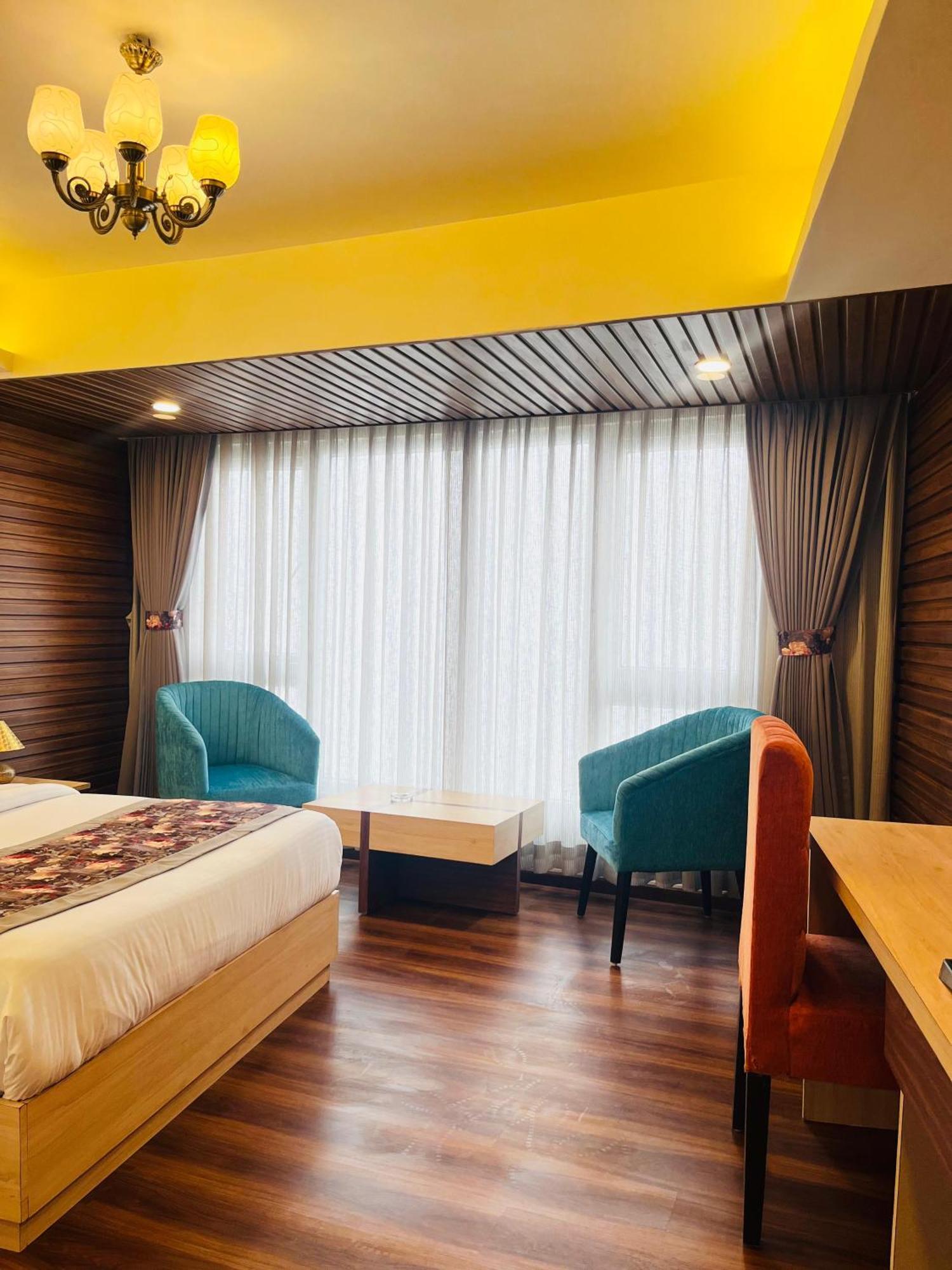 Luxury Stay At Hotel Broadway Boutique Mall Road Chowrasta Near Mahakal Temple Darjeeling  Exterior foto