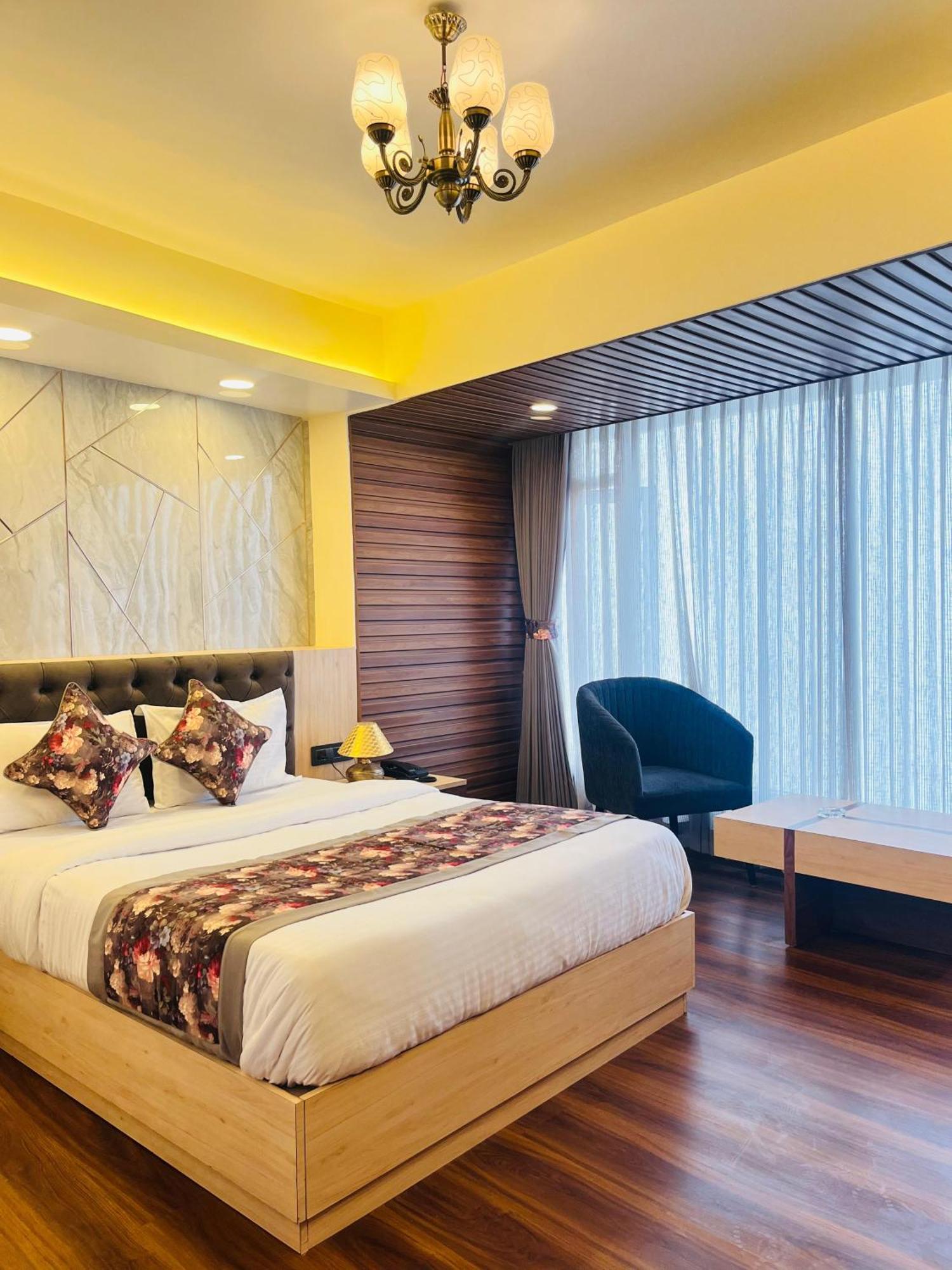 Luxury Stay At Hotel Broadway Boutique Mall Road Chowrasta Near Mahakal Temple Darjeeling  Exterior foto