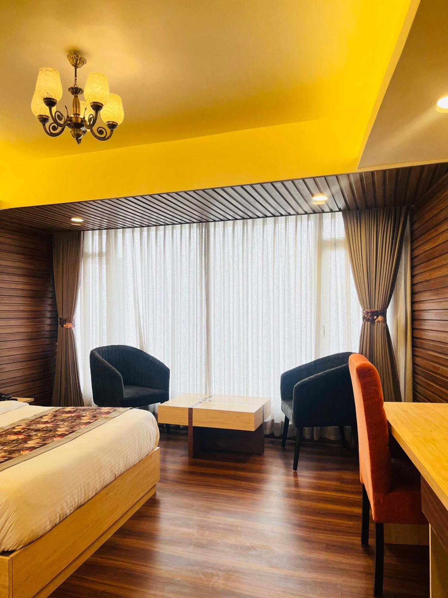 Luxury Stay At Hotel Broadway Boutique Mall Road Chowrasta Near Mahakal Temple Darjeeling  Exterior foto