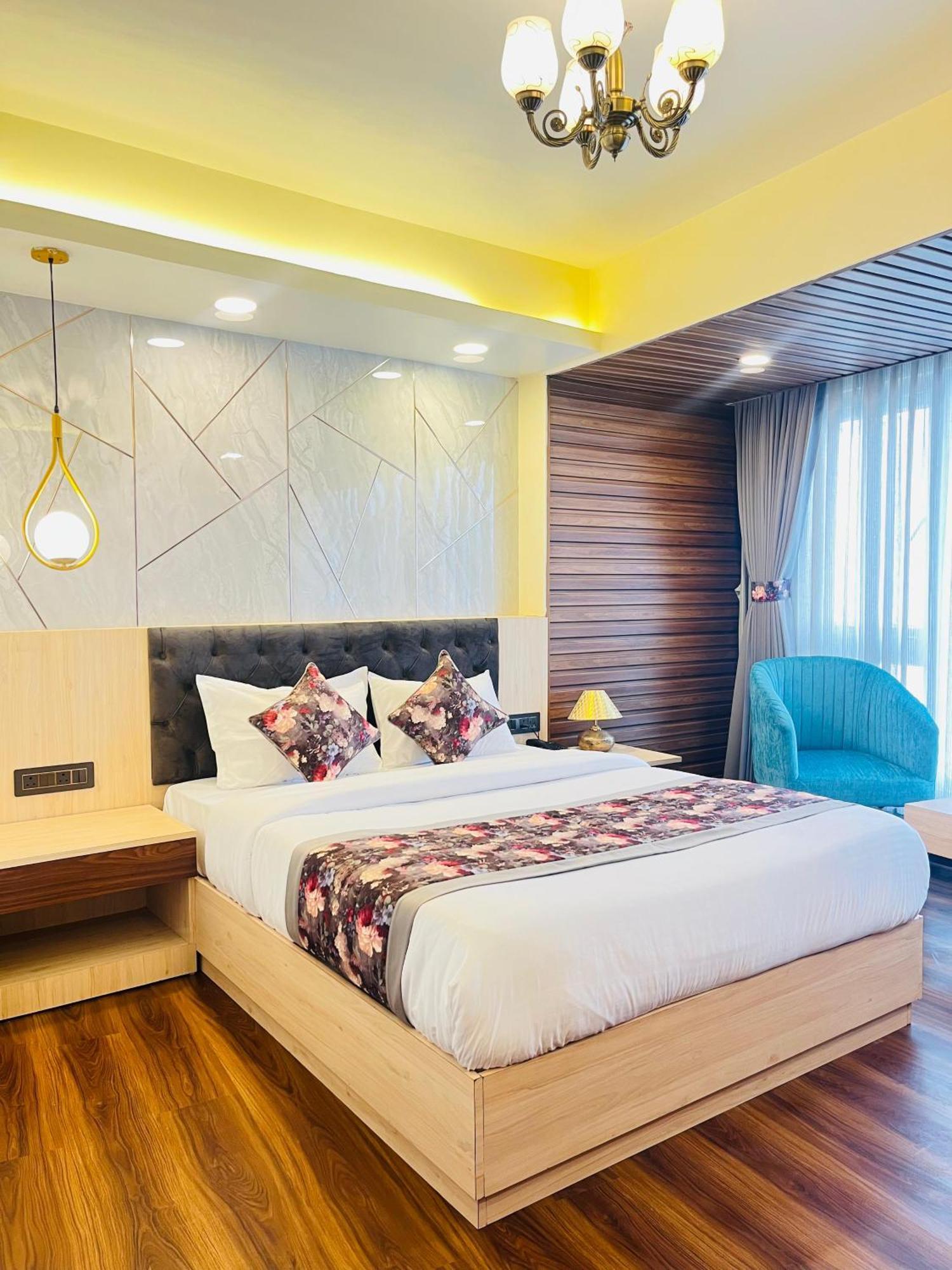 Luxury Stay At Hotel Broadway Boutique Mall Road Chowrasta Near Mahakal Temple Darjeeling  Exterior foto